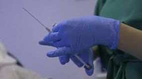 Xiringa en mans dun médico