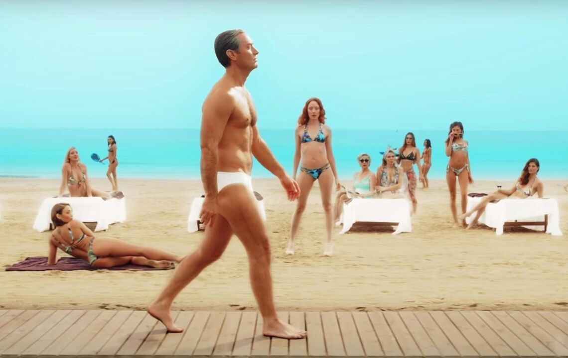 As nenas na praia miraban a un home que amplía o seu pene